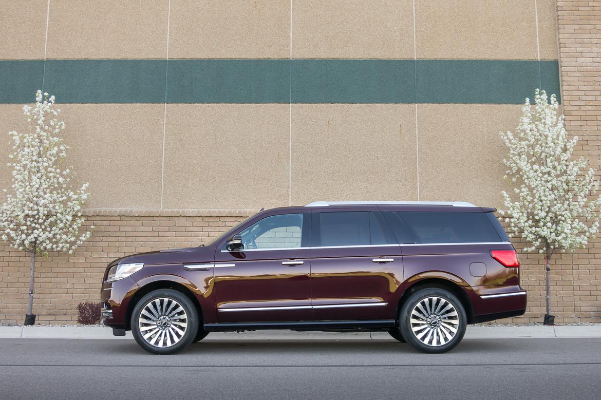 01-<a href=https://www.autopartmax.com/used-lincoln-engines>lincoln</a>-navigator-2018-exterior--profile--red.jpg