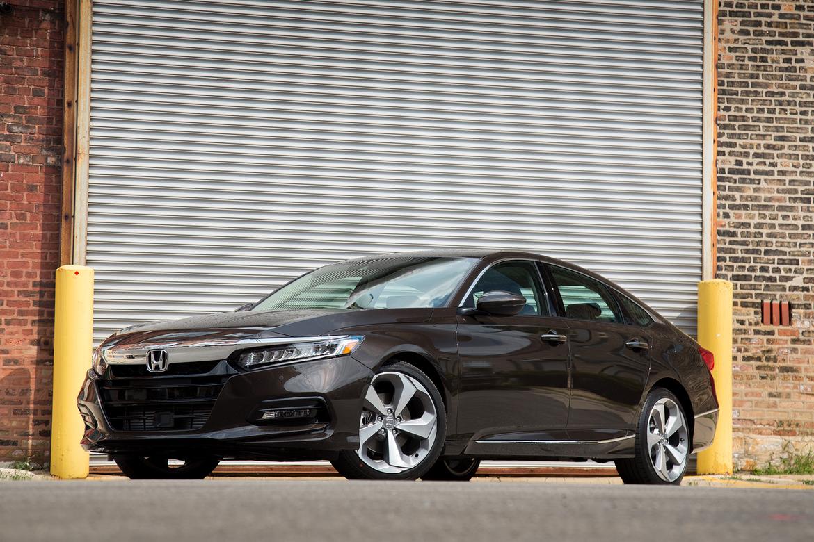 2000px-02-2018-accord-angle-black-exterior-honda-sedan-ES.jpg