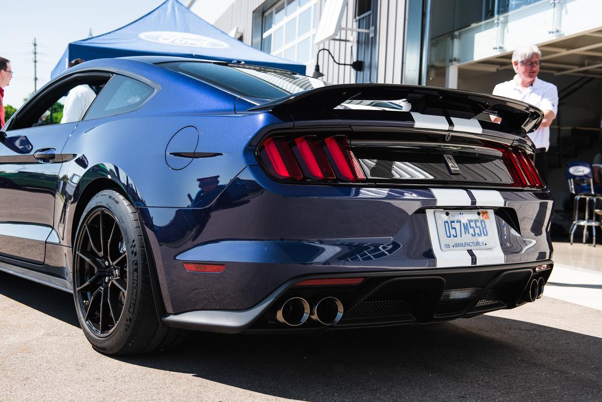07-mustang-shelby-gt350-2019-blue--exterior--rear-angle.jpg