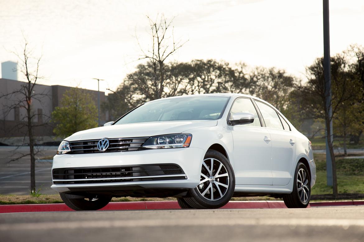 17Volkswagen_Jetta_SO_ES_05.jpg