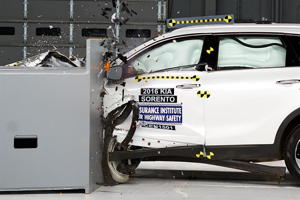 19_<a href=https://www.autopartmax.com/used-kia-engines>kia</a>_sorento_top_safety_pick_plus.jpg