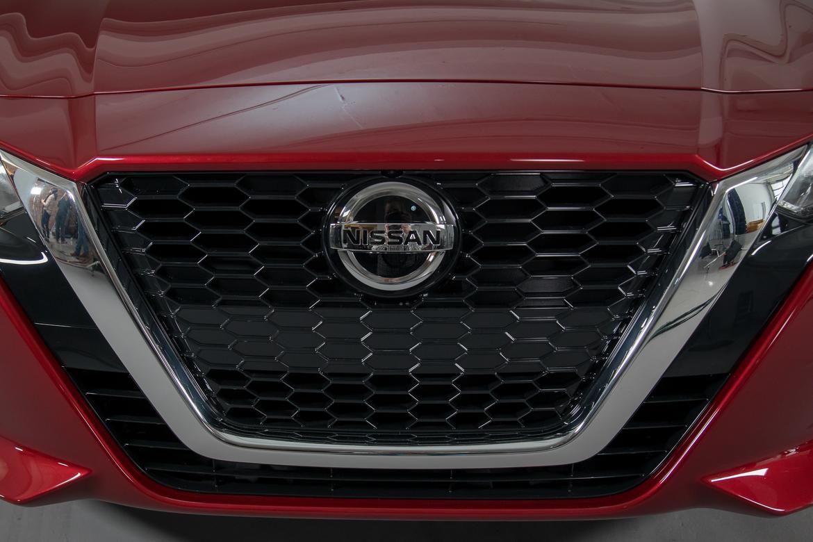 07-nissan-altima-2019-autoshow--badge--exterior--grille--red.jpg