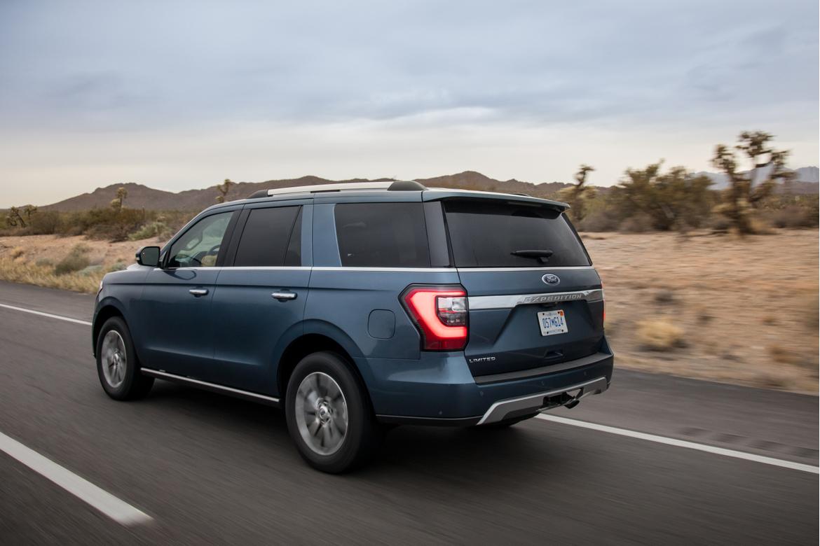 07-<a href=https://www.autopartmax.com/used-ford-engines>ford</a>-expedition-2018-blue--dynamic--exterior--rear-angle.jpg