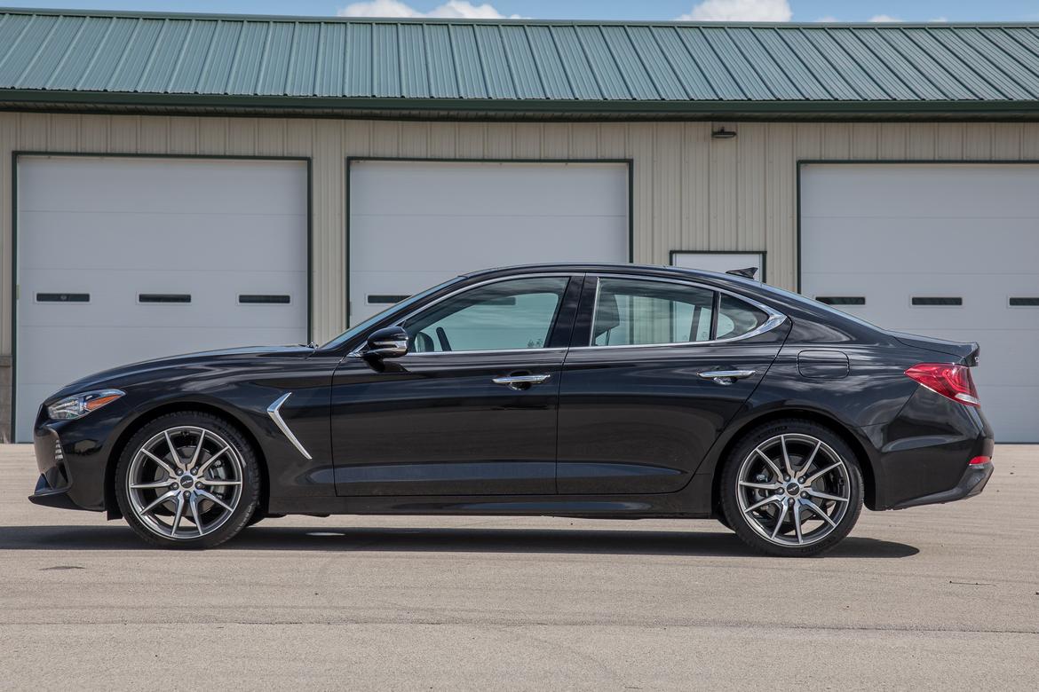 32-genesis-g70-rwd-2.0t-dynamic-2019-black--exterior--profile.jp