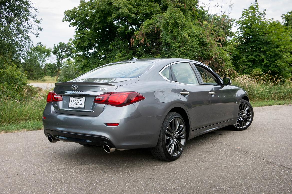 16_Infiniti_Q70_Review.jpg