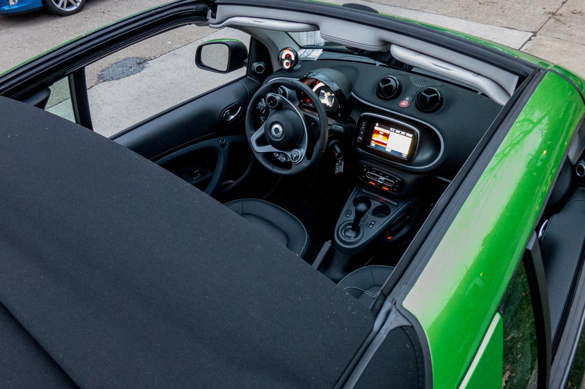 05-smart-fortwo-electric-drive-cabrio-2019-black--exterior--gree