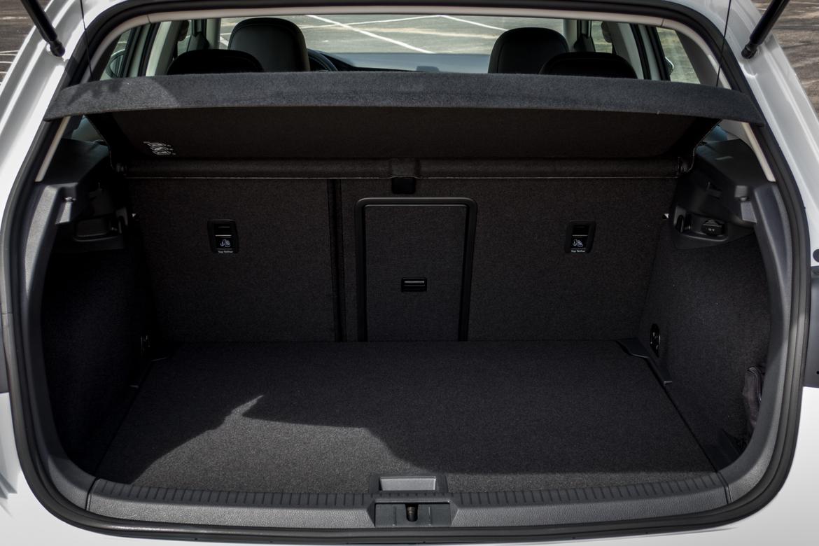 17Volkswagen_e-Golf_BW_22.jpg