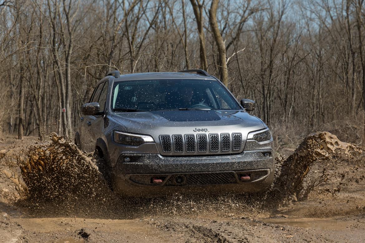 01-<a href=https://www.autopartmax.com/used-jeep-engines>jeep</a>-cherokee-2019-exterior-front-silver.jpg