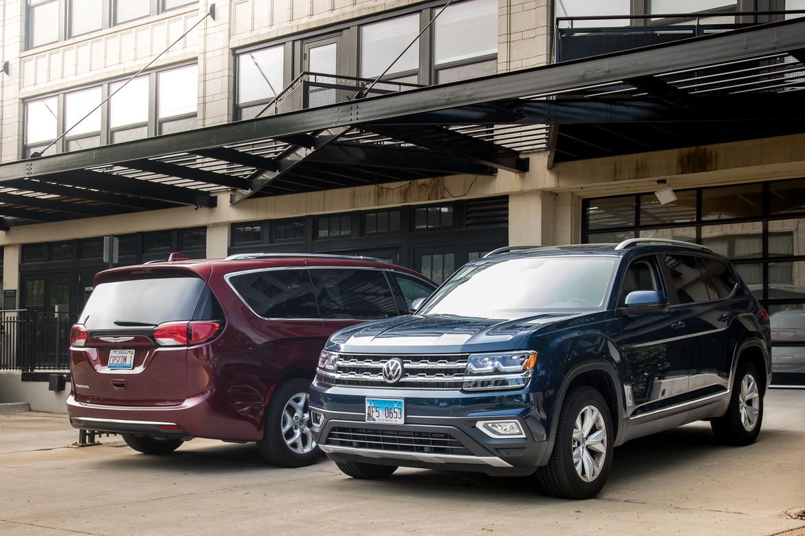 2017 Chrysler Pacifica Vs 2018 Volkswagen Atlas He Said She 01 Pacifica 2017 Vs Atlas 2018 Blue Exterior