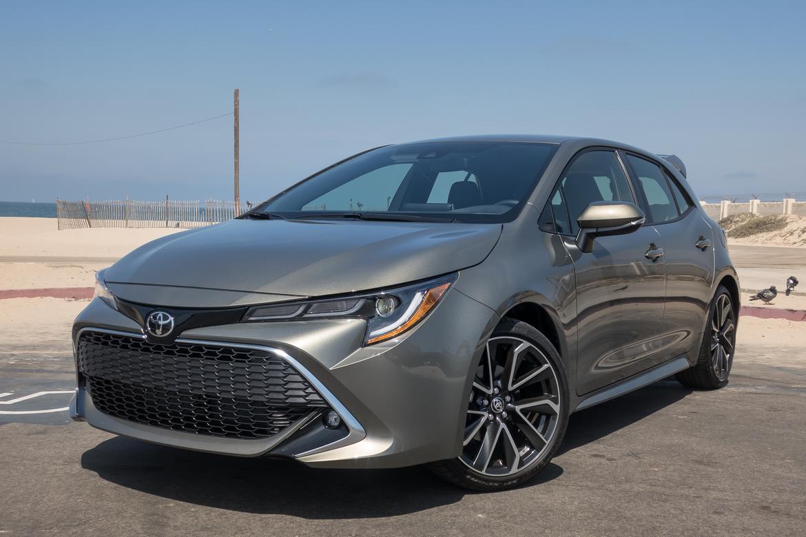 01-<a href=https://www.autopartmax.com/used-toyota-engines>toyota</a>-corolla-hatchback-2019-angle--exterior--front--silver.