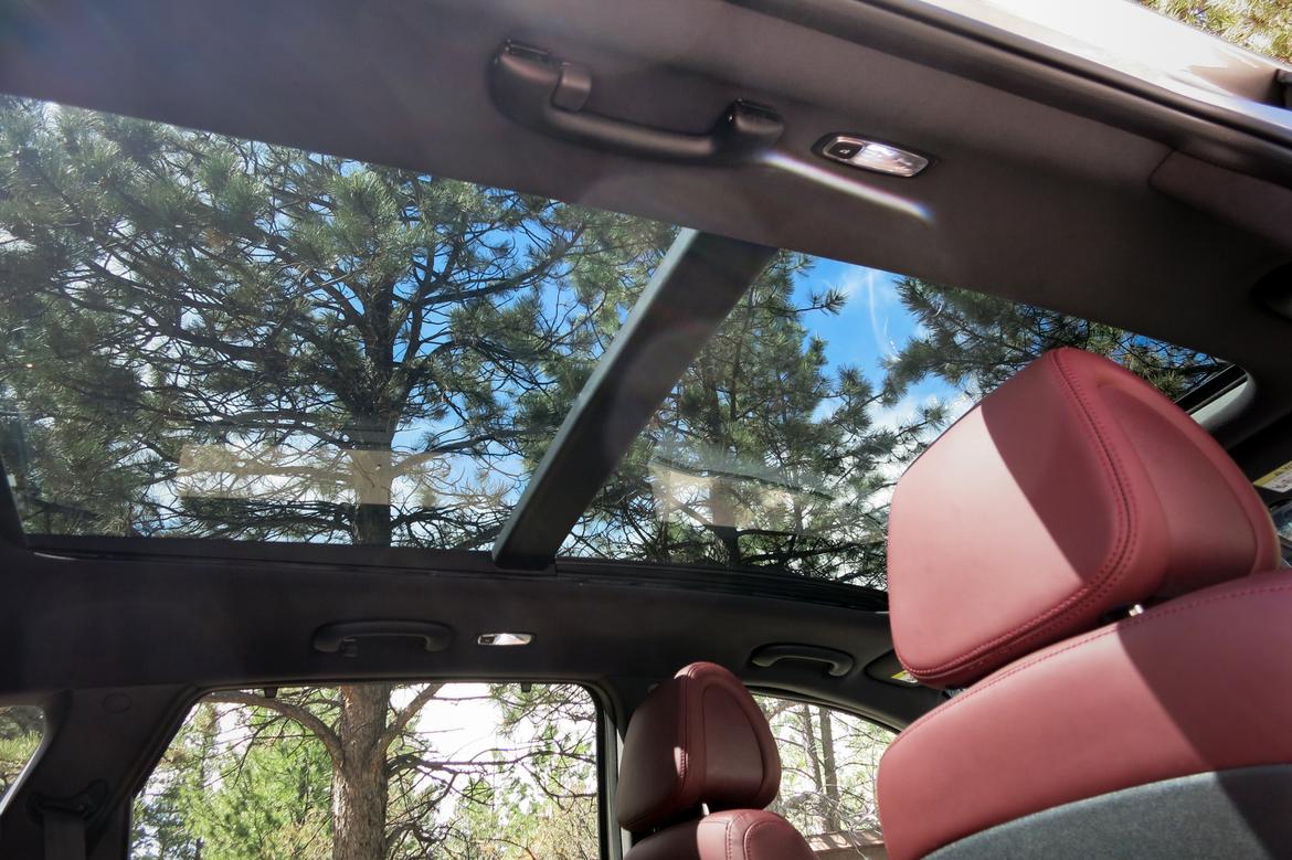 16KiaSorentoPanoRoof.jpg