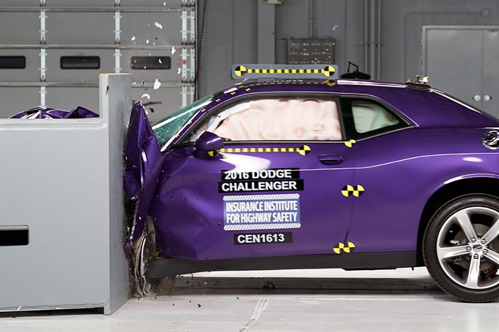 Muscle Cars Prove Not So Tough in IIHS Crash Tests - News - Cars.comMuscle Cars Prove Not So Tough in IIHS Crash Tests - News from Cars.com - 웹