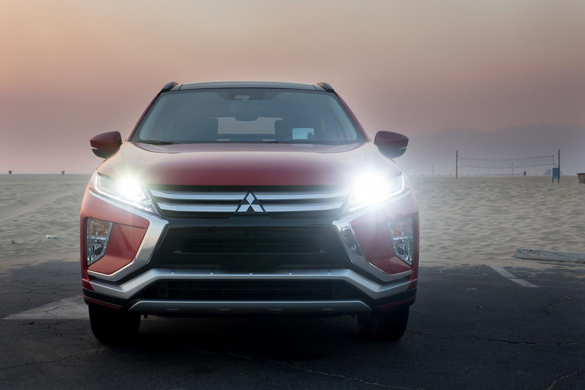 06-mitsubishi-eclipse-cross-2018-beach-exterior-front-headlights