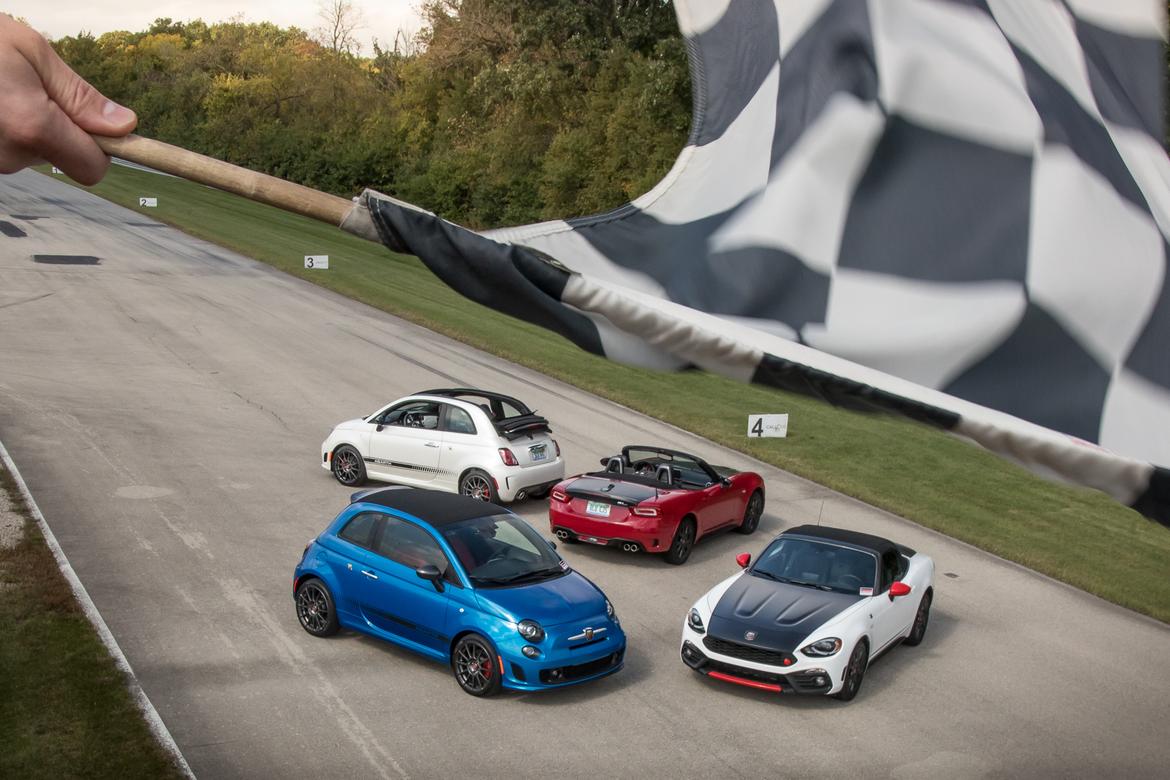 01-fiat-124-spider-2019-angle--blue--exterior--front--group-shot