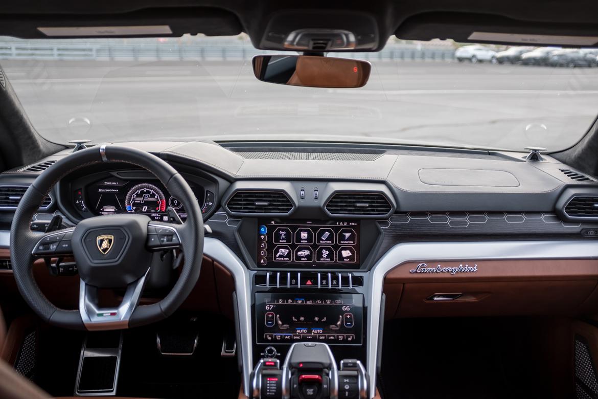 17-lamborghini-urus-2019-cockpit-shot--interior.jpg