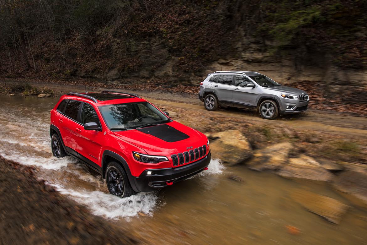 01-jeep-cherokee-2019-angle--dynamic--exterior--front--off-road-