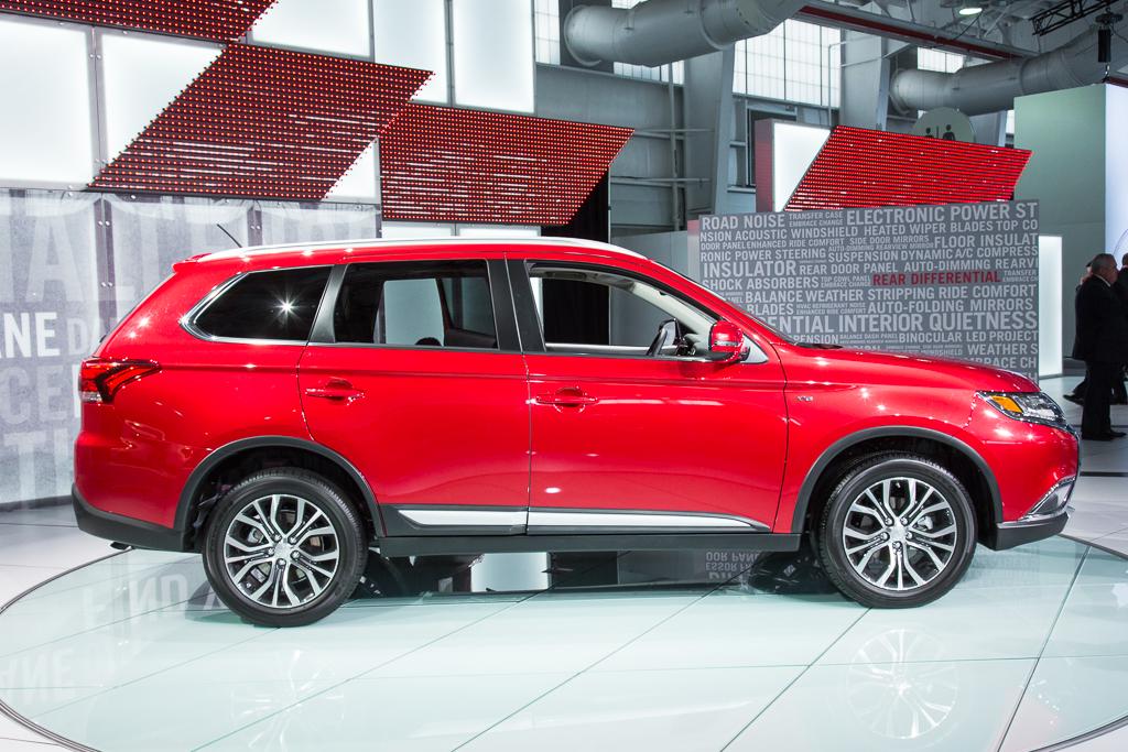 16Mitsubishi_Outlander_ES_11.jpg