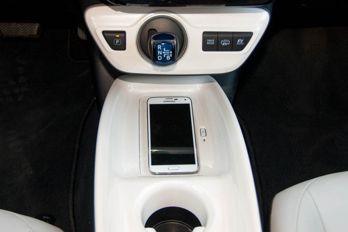 17Toyota_Prius-Prime_BW_13.jpg