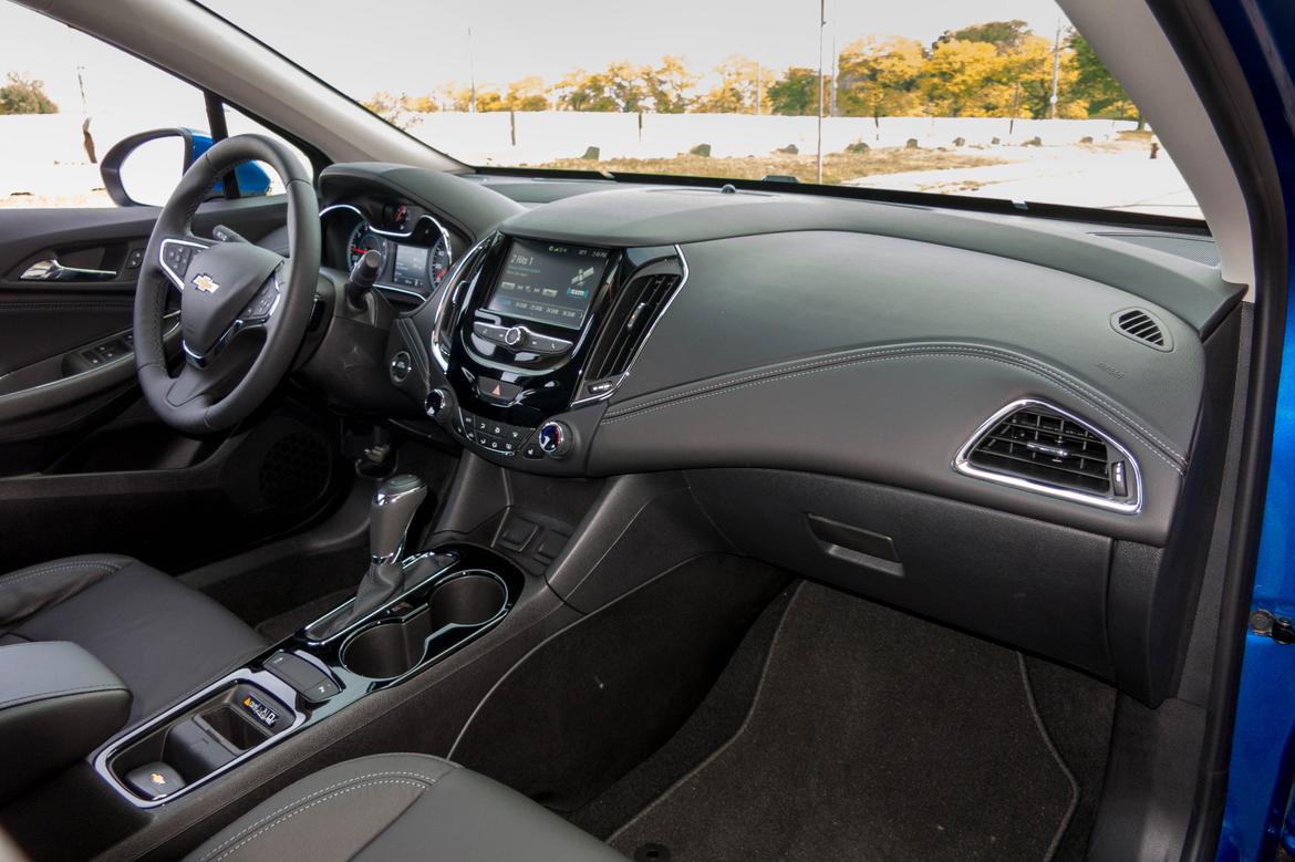17Chevrolet_Cruze-Hatchback_AB_16.jpg