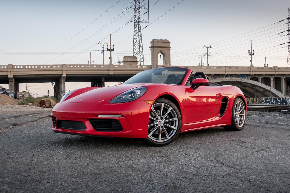 porshe- 718- boxster-2017-bw-08.jpg
