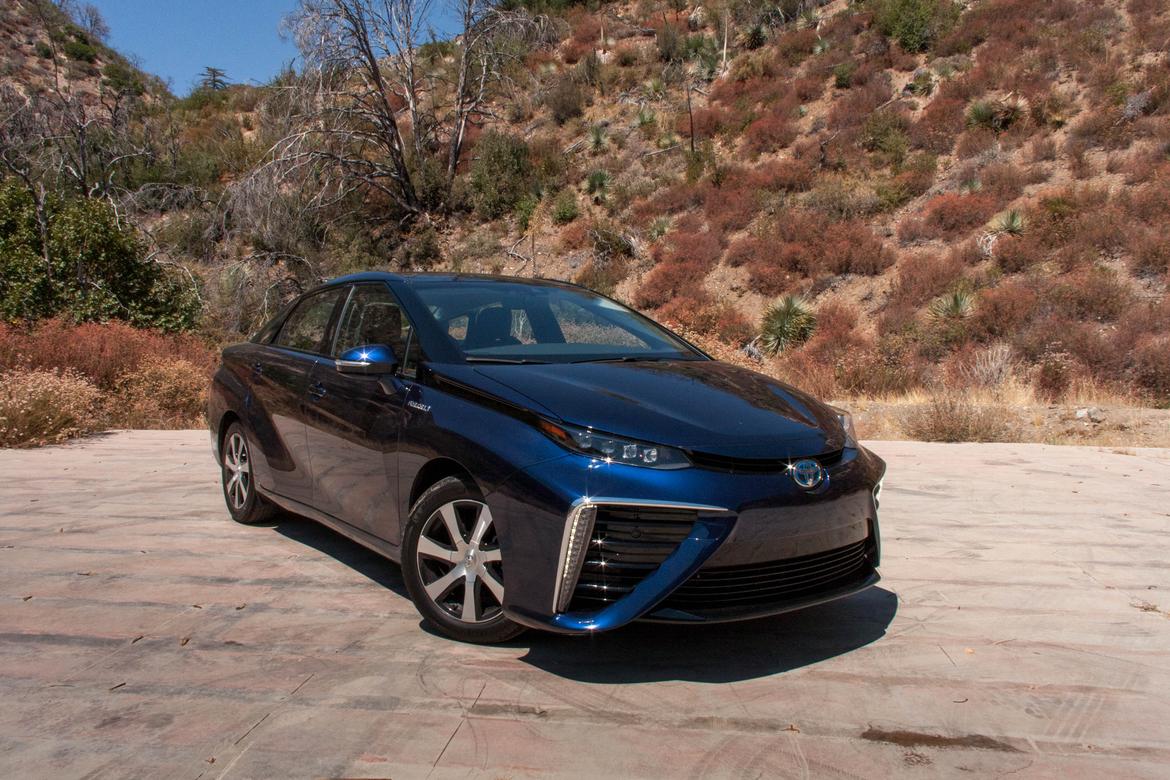 16Toyota_Mirai_BW_03.jpg