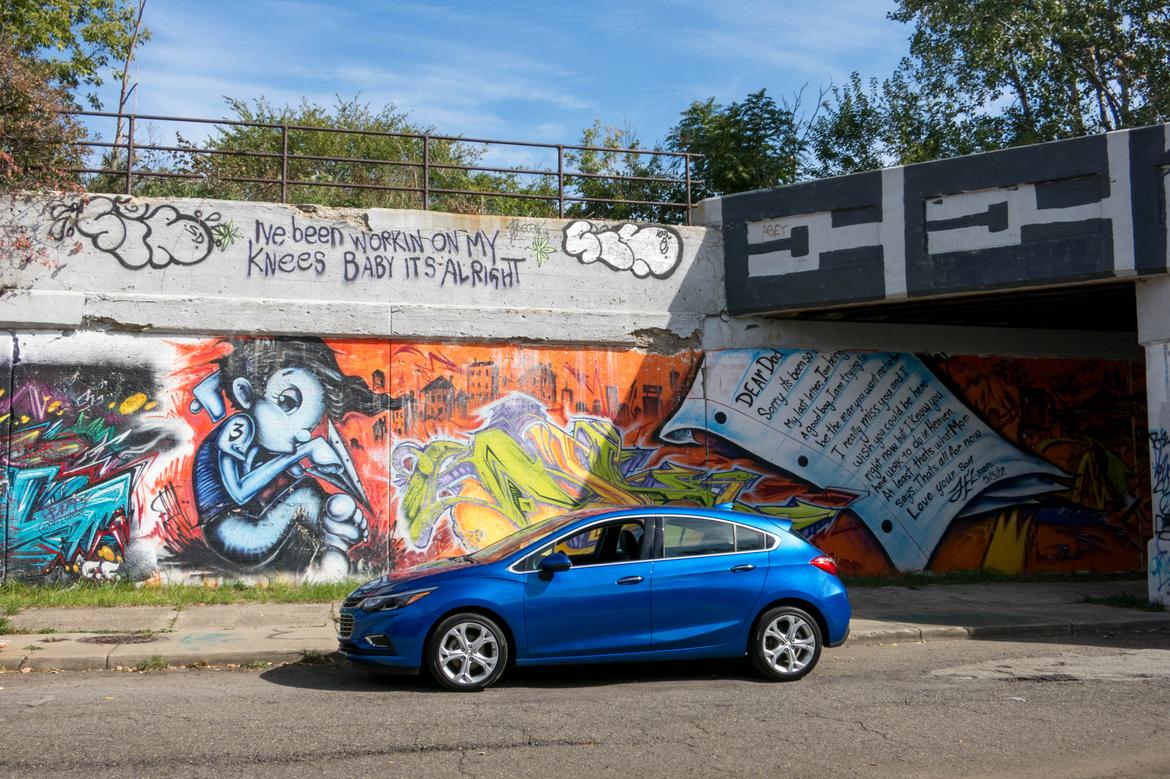 17Chevrolet_Cruze-Hatchback_AB_05.jpg