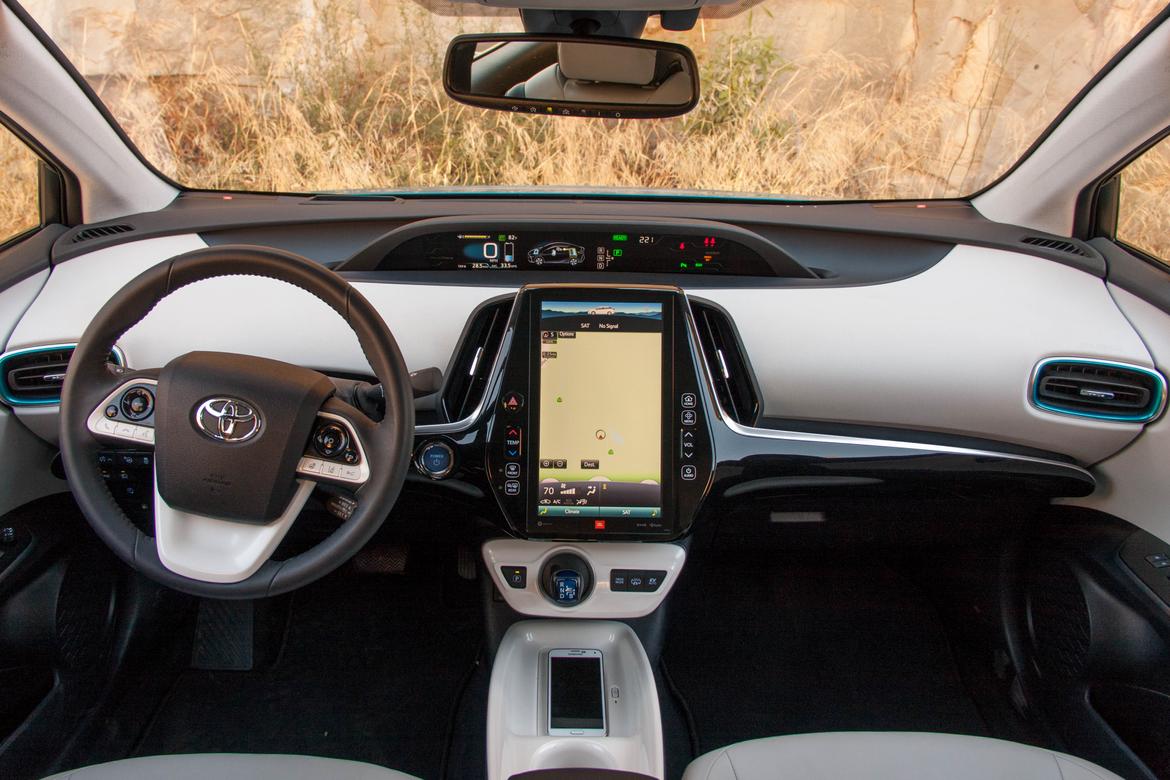 17Toyota_Prius-Prime_BW_10.jpg