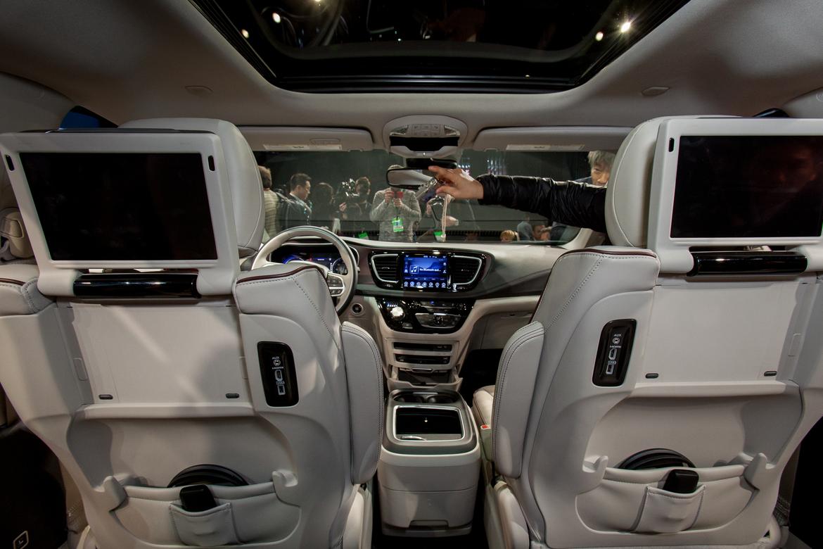 17Chrysler_Pacifica_AS_ES24.jpg