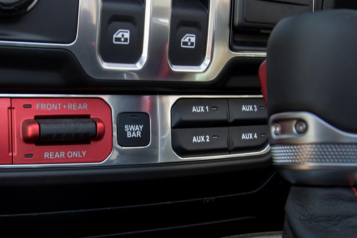 12-jeep-wrangler-2018-controls-interior.jpg