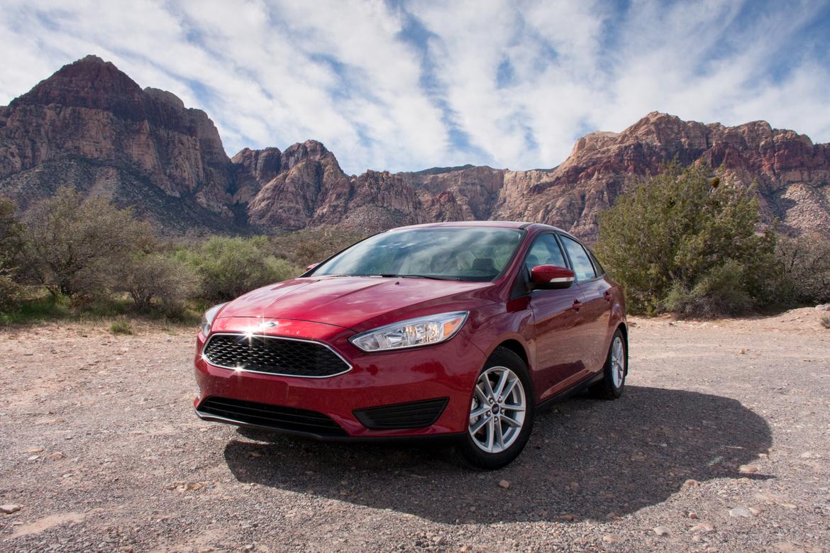 16Ford_Focus_Manual_BW_01.jpg