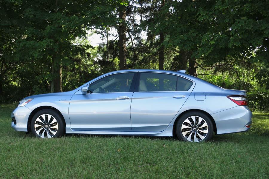 2017 Honda Accord Hybrid - Our Review | Cars.com 2017 Honda Accord Hybrid - Our Review | Cars.com