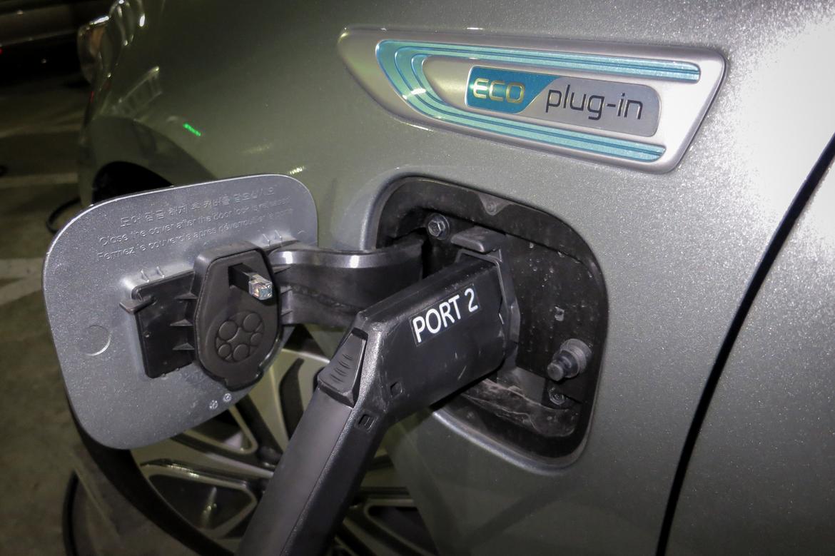 17Kia_Optima-Plug-In_FM_04.jpg