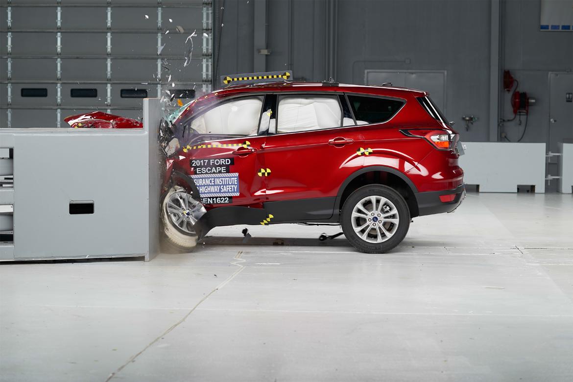2017 Ford Escape Improves Crash Test Ratings News Cars 2017 Ford Escape Action Iihs Jpg