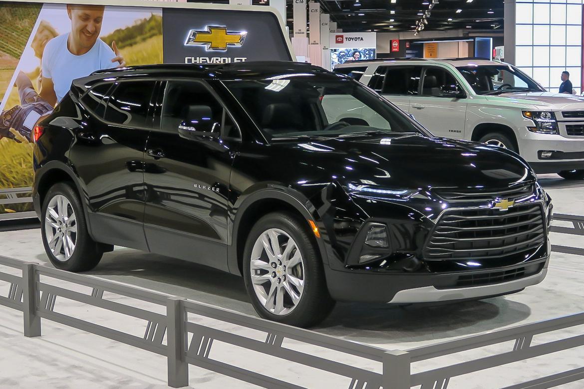 01-chevy-blazer-2019-angle--autoshow--black--exterior--front.jpg