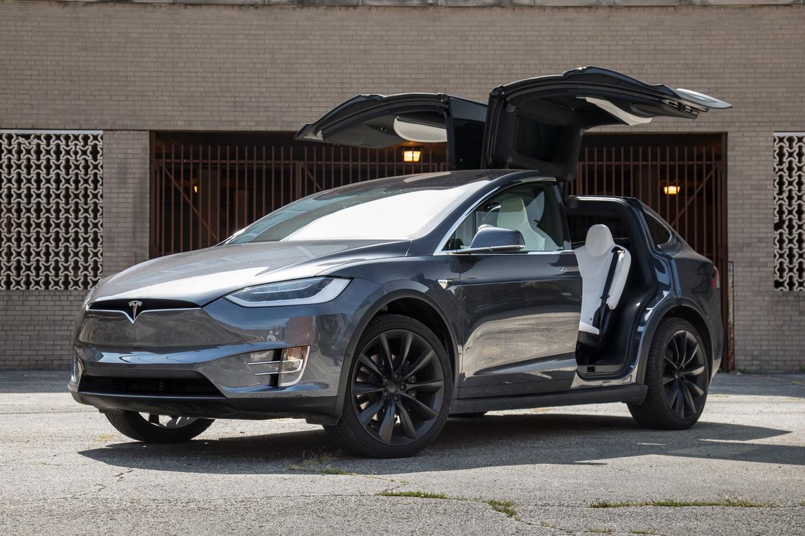 19-tesla-model-x-2018-angle--doors--exterior--front--grey.jpg