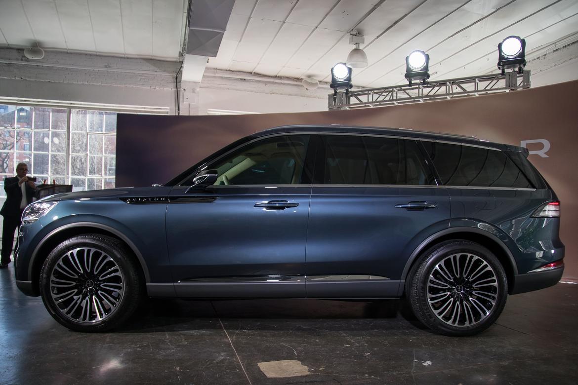 03-lincoln-aviator-suv-autoshow--blue--exterior--profile.jpg