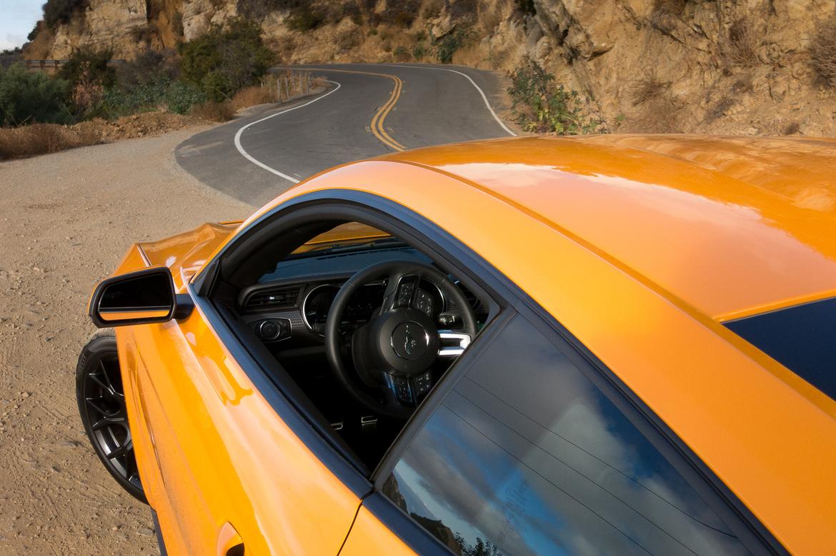 15-ford-mustang-2018-detail-exterior-orange-steering wheel.jpg