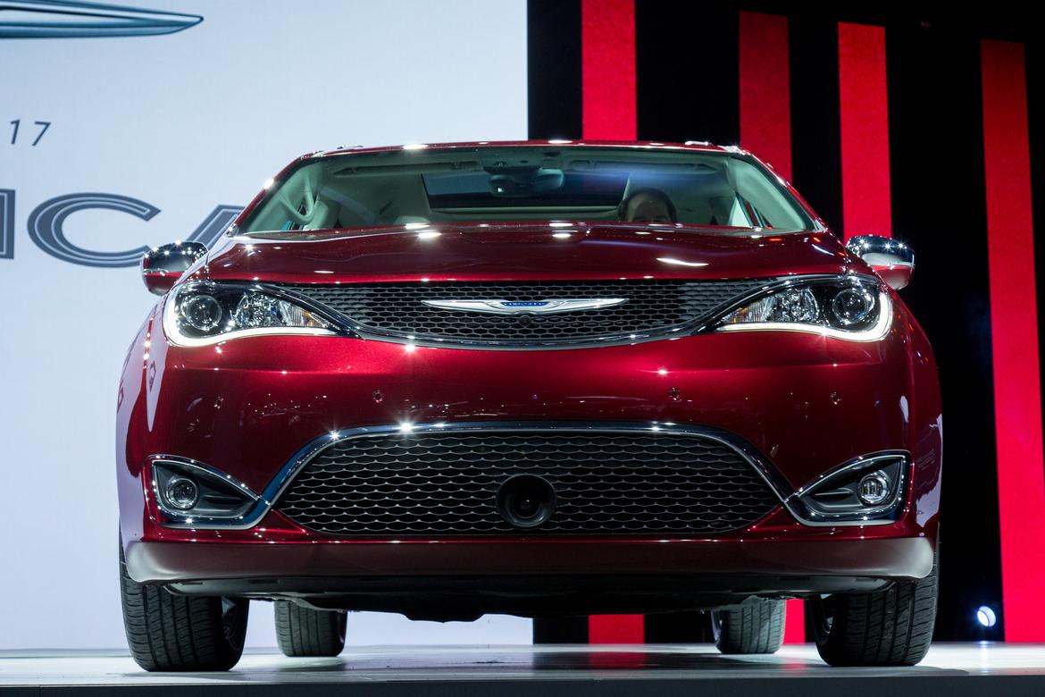 17Chrysler_Pacifica_AS_ES3.jpg