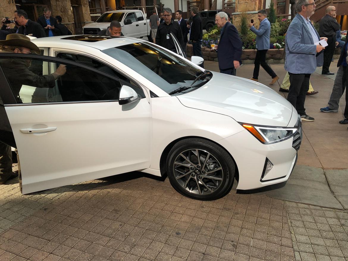02-hyundai-elantra-2019-angle--exterior--front--white.jpg