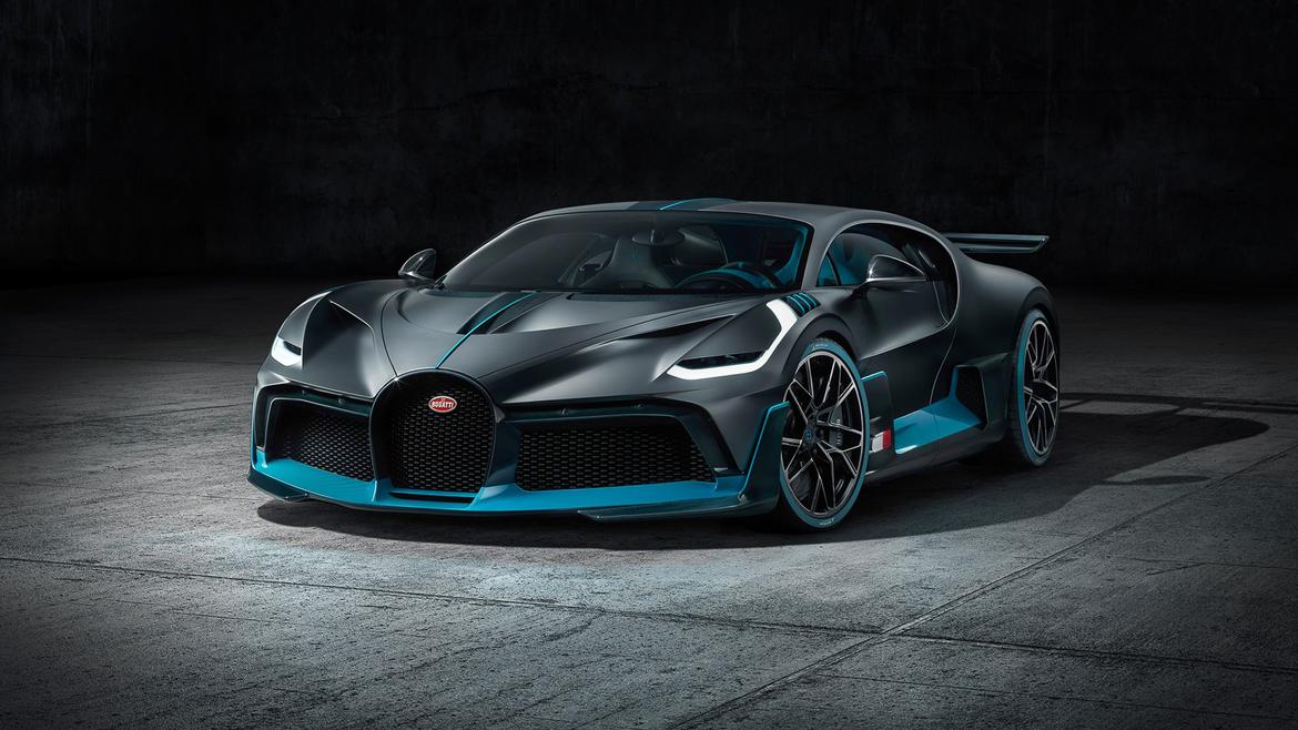 01-bugatti-divo--angle--black--blue--exterior--front.jpg