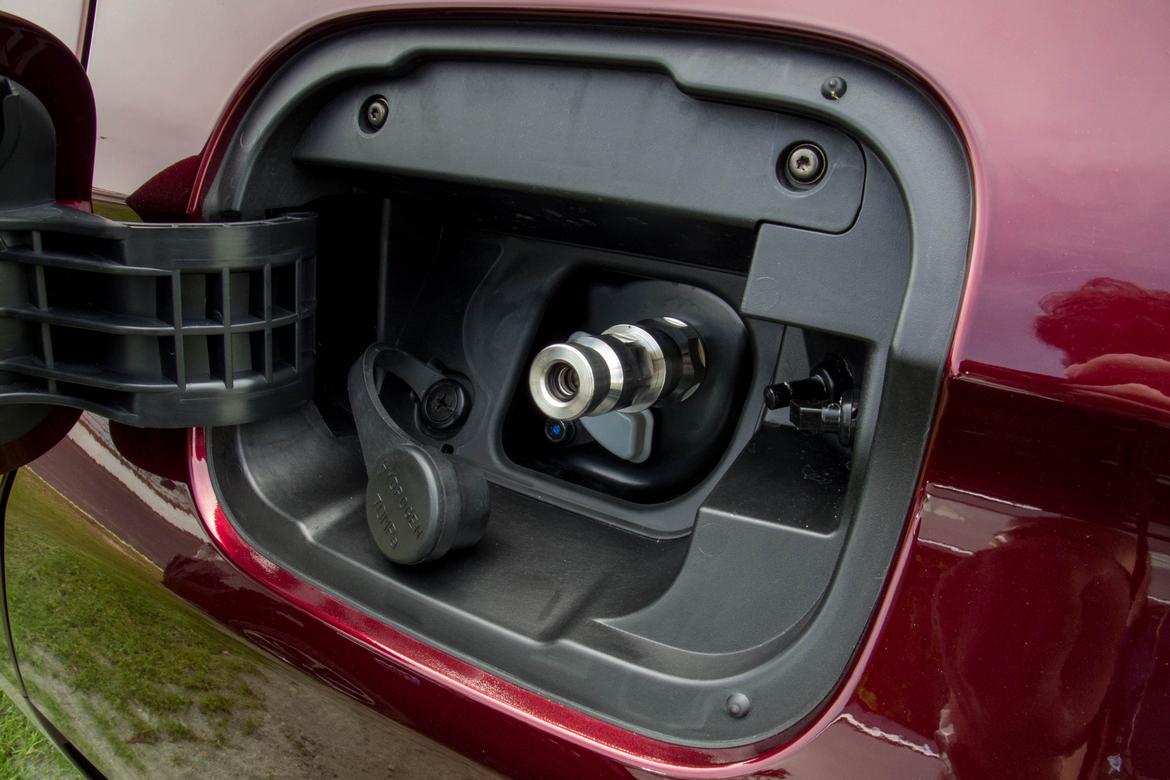 17Honda_ClarityFuelCell_JW_09.jpg