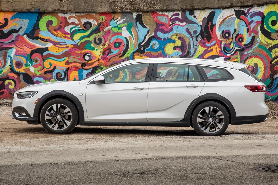 03-buick-regal-tour-x-2018-exterior--profile--white.jpg