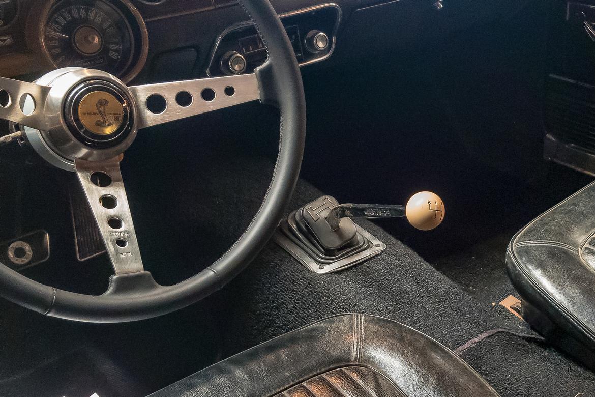 25-ford-mustang-bullitt-1968-gearshift--interior--steering-wheel