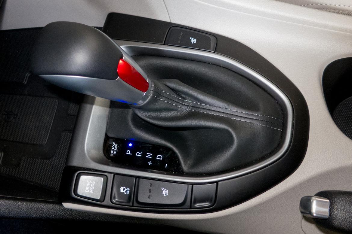 15-<a href=https://www.autopartmax.com/used-hyundai-engines>hyundai</a>-veloster-2019-gearshift--interior.jpg