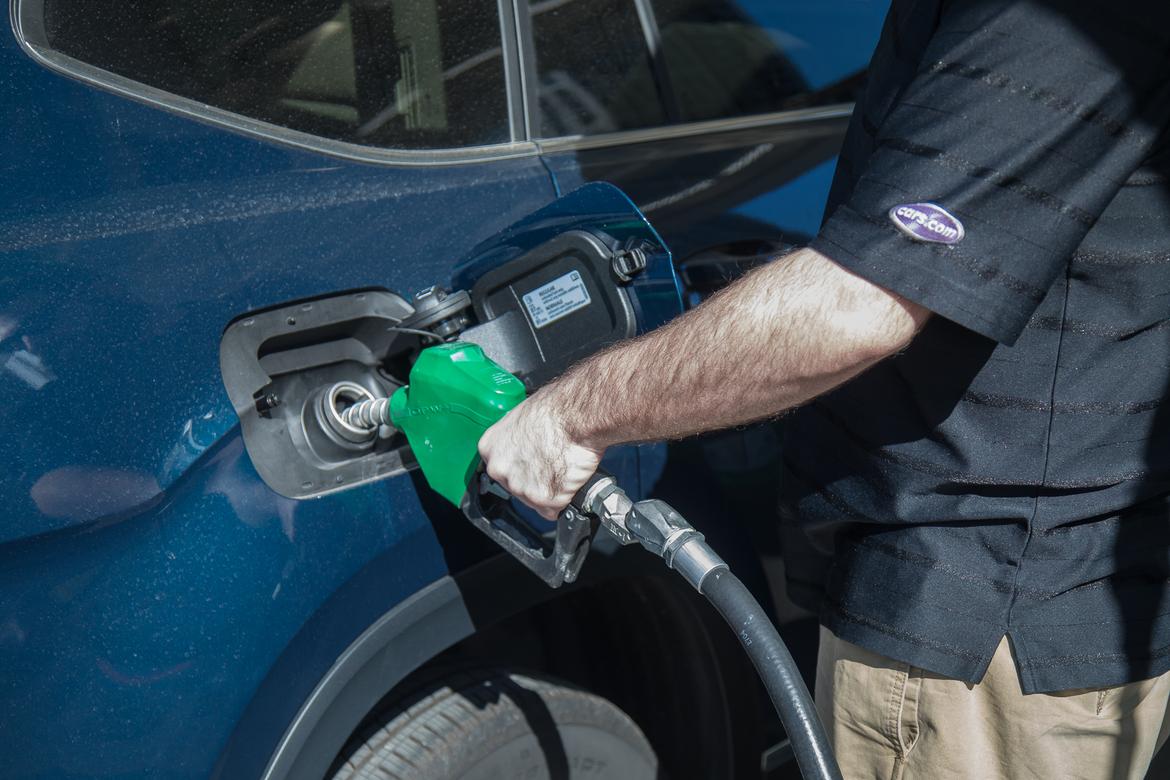 02-volkswagen-atlas-2018-blue-exterior-gas pump.jpg