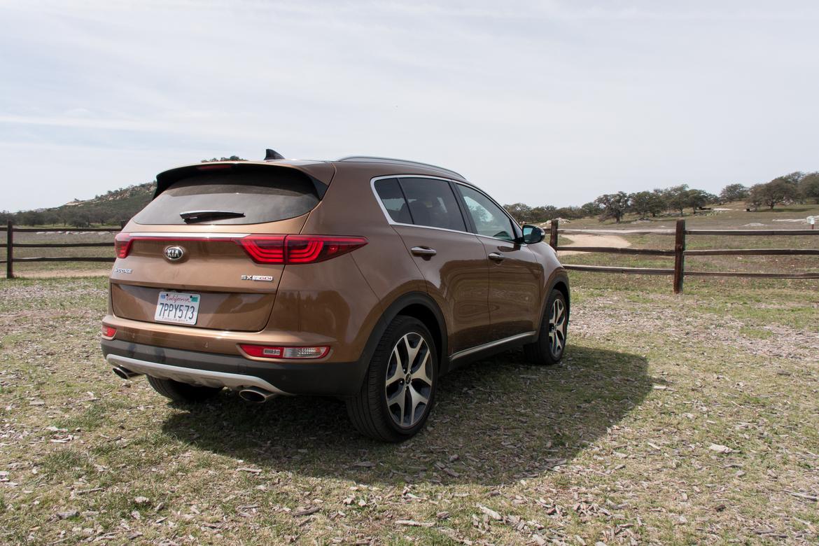 17Kia_Sportage_BW_15.jpg