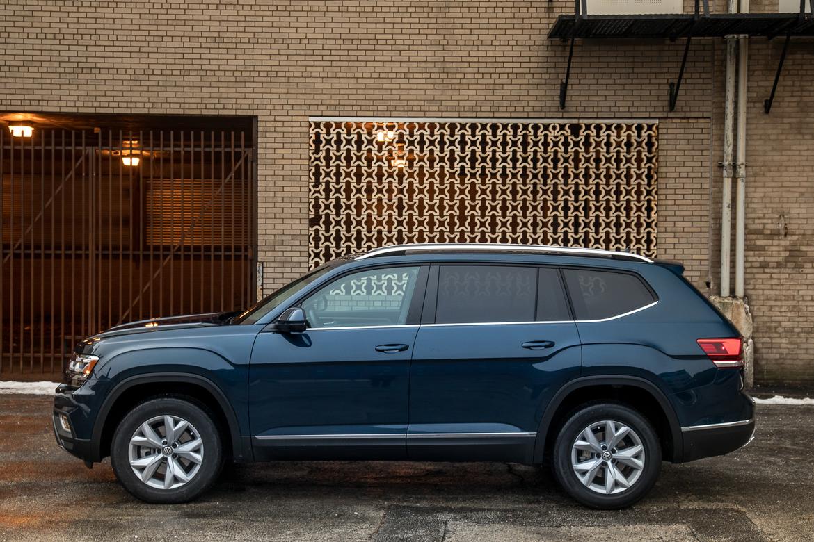 04-<a href=https://www.sharperedgeengines.com/used-volkswagen-engines>volkswagen</a>-atlas-2018-blue-exterior-profile.jpg