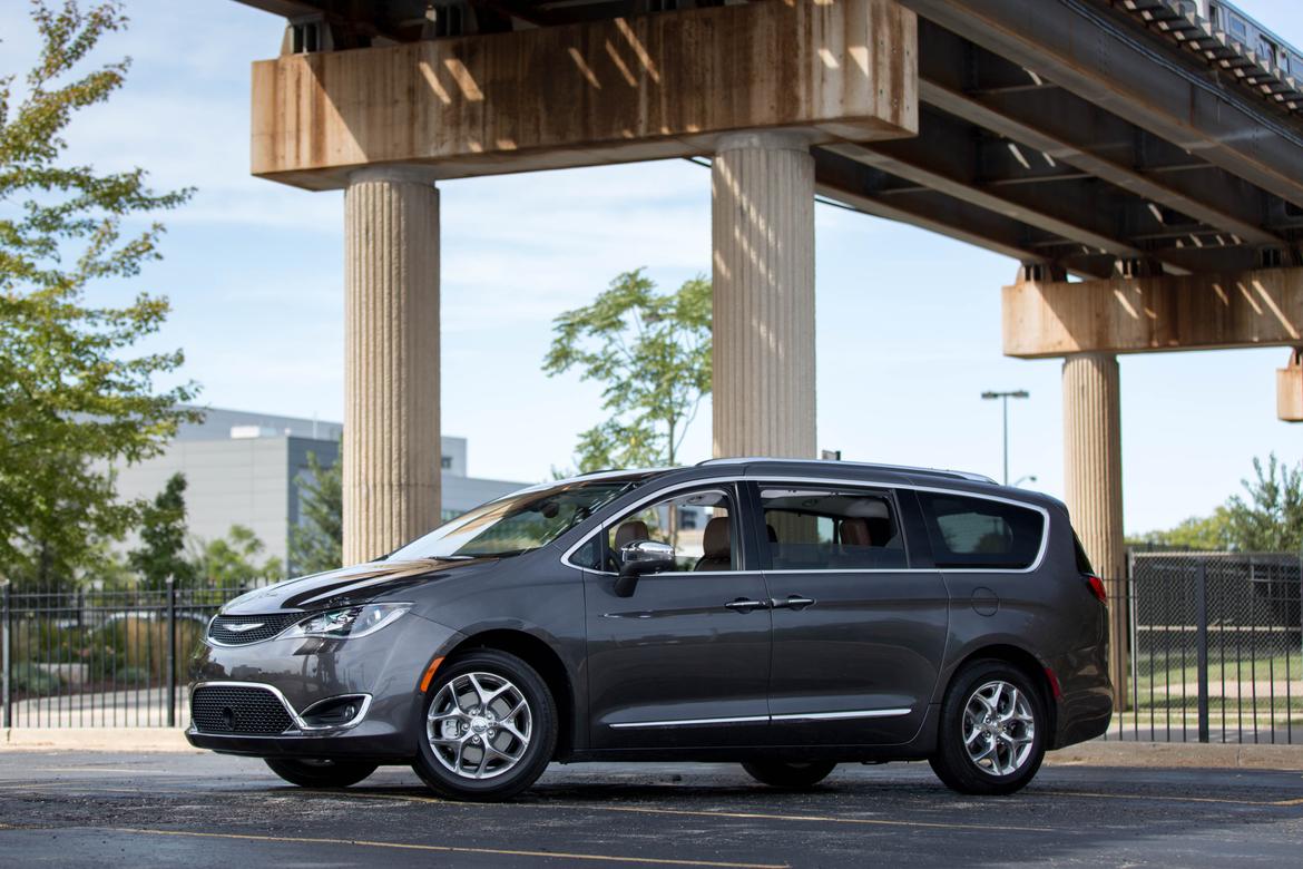 17Chrysler_Pacifica_SO_AC_05.jpg