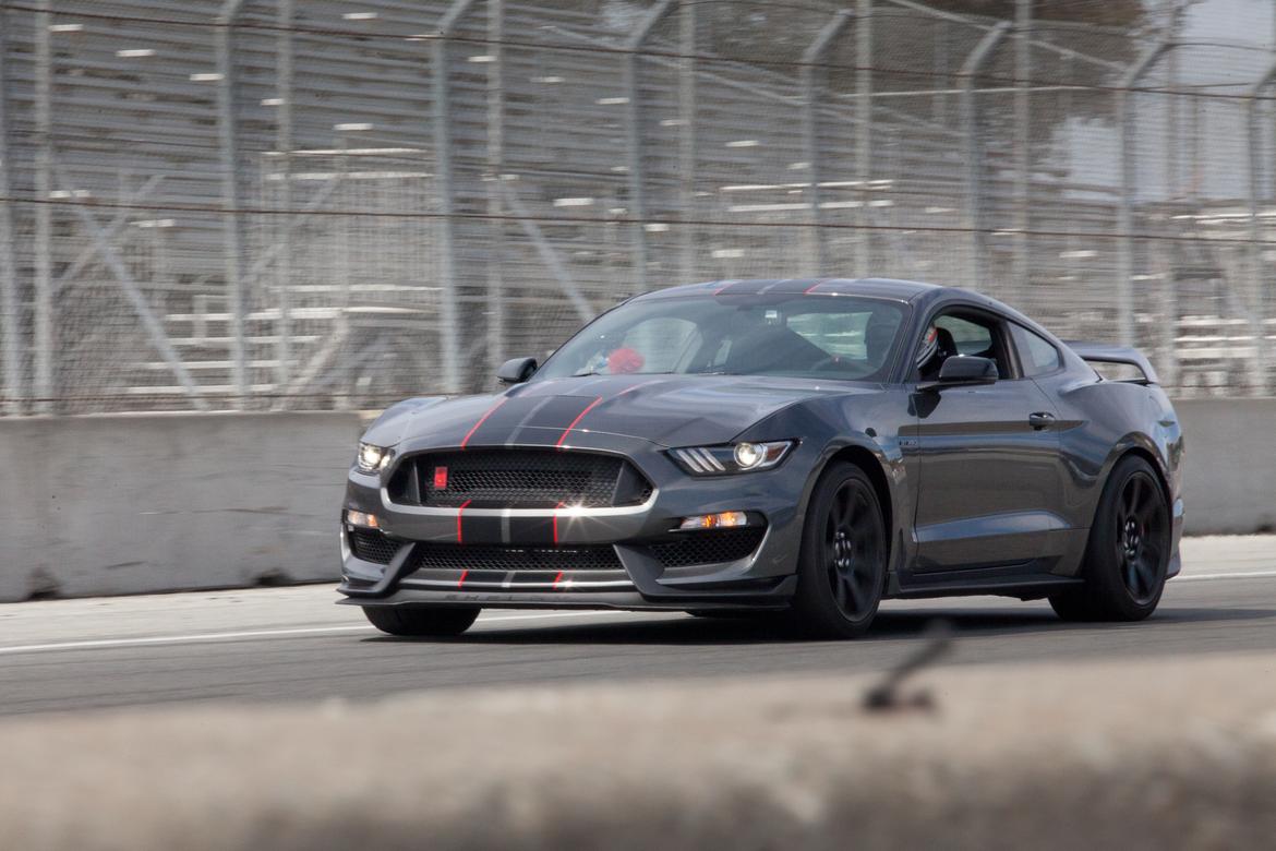 Ford Mustang Shelby gt350 сзади