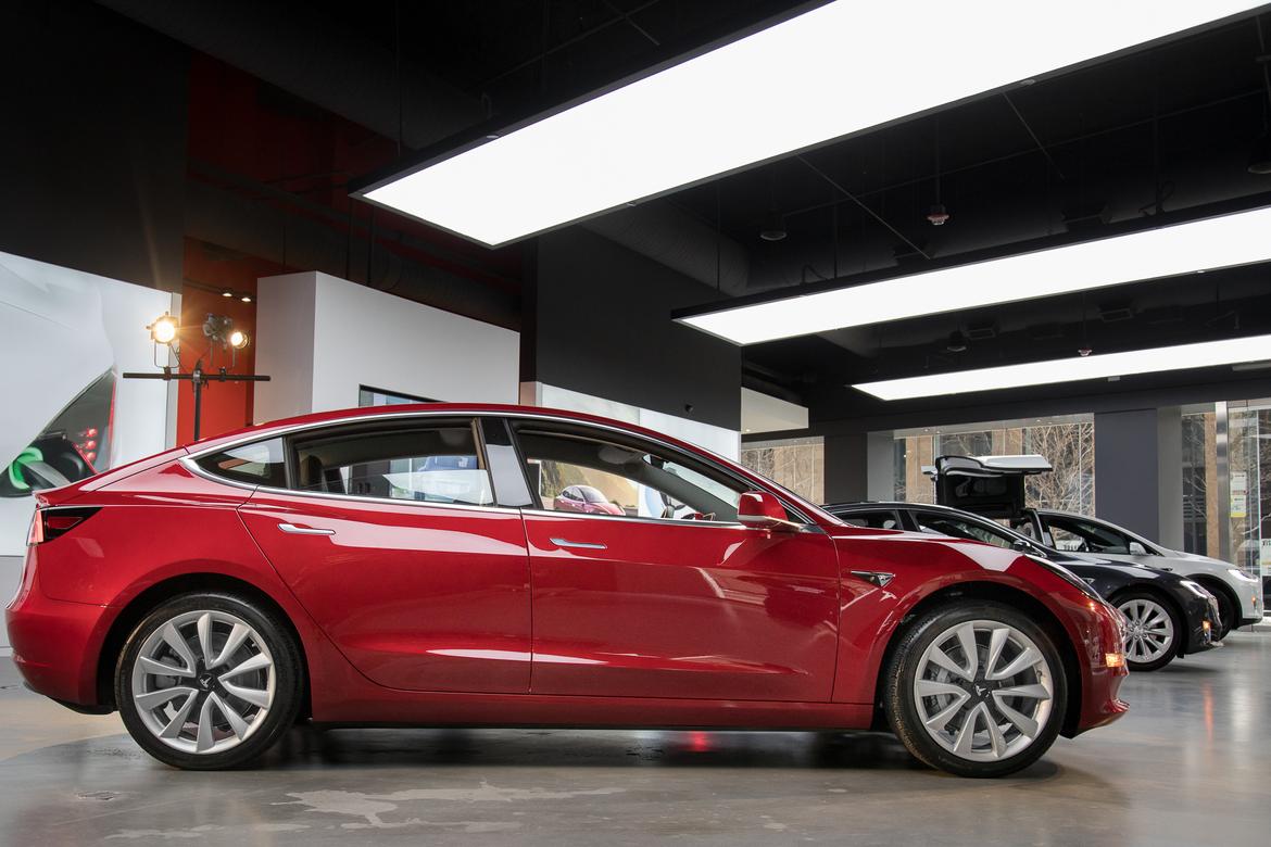 03-tesla-model-3-2018-exterior--profile--red.jpg